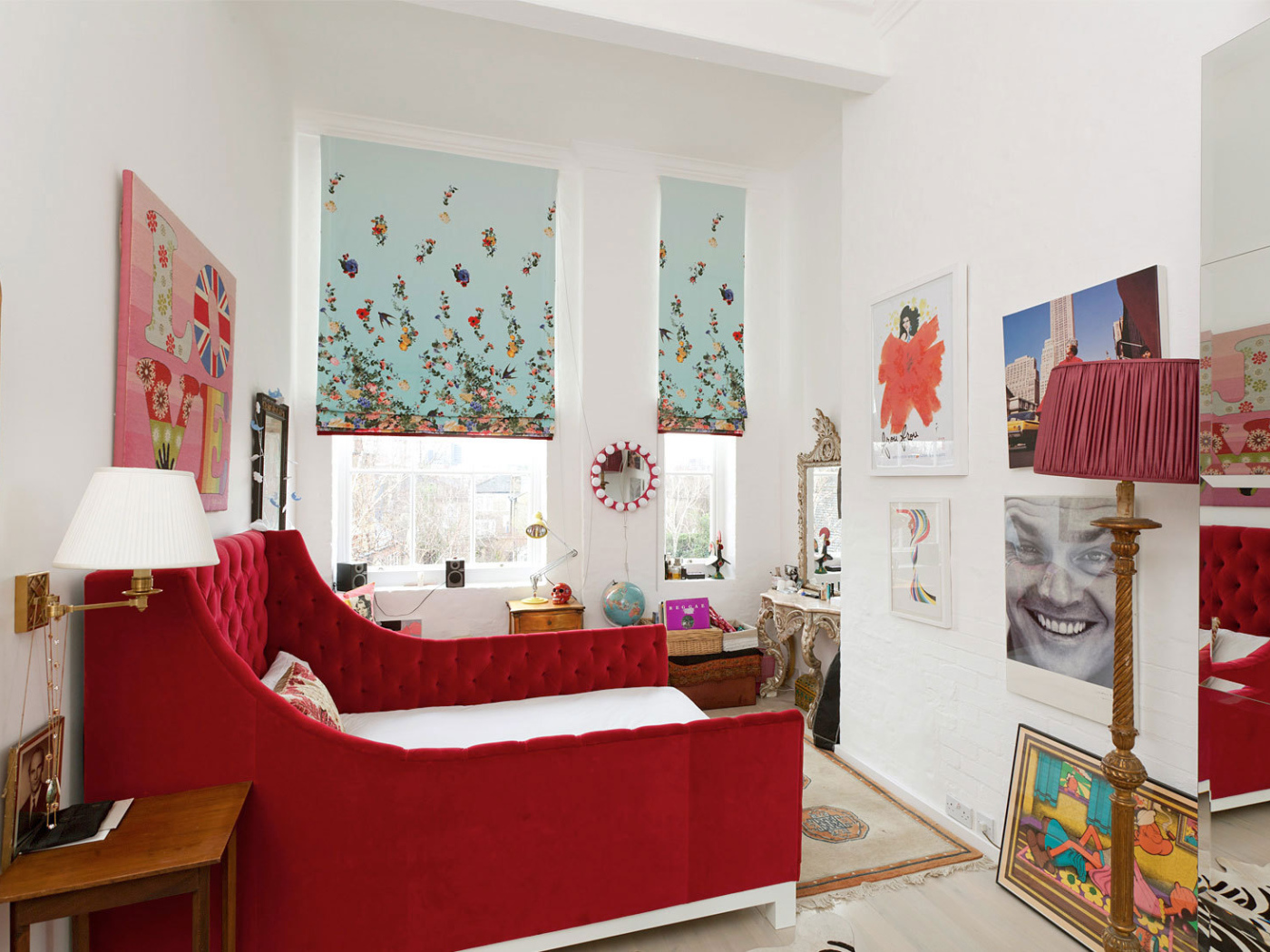 Большая красная кровать в детской