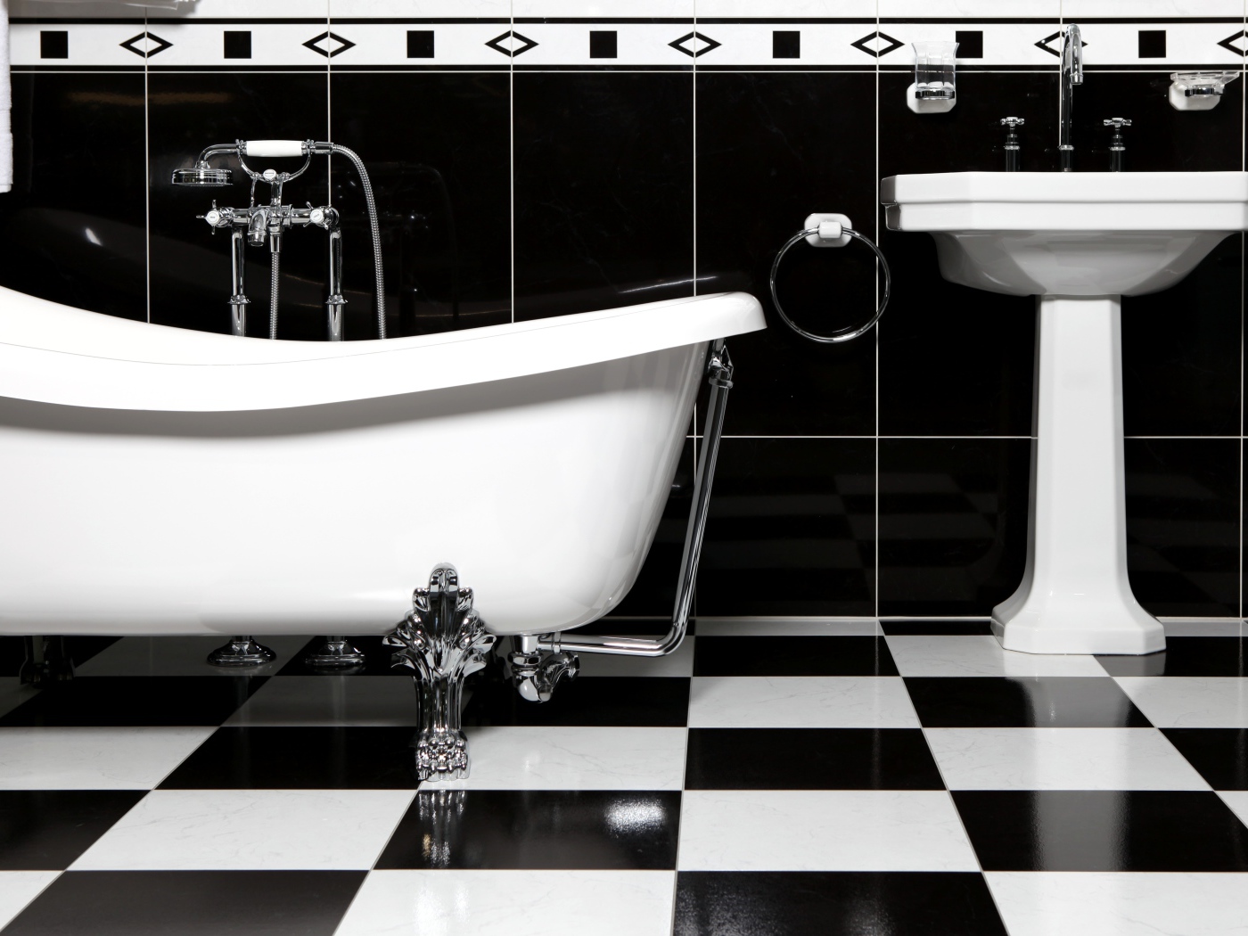 Черно белое оформление ванной