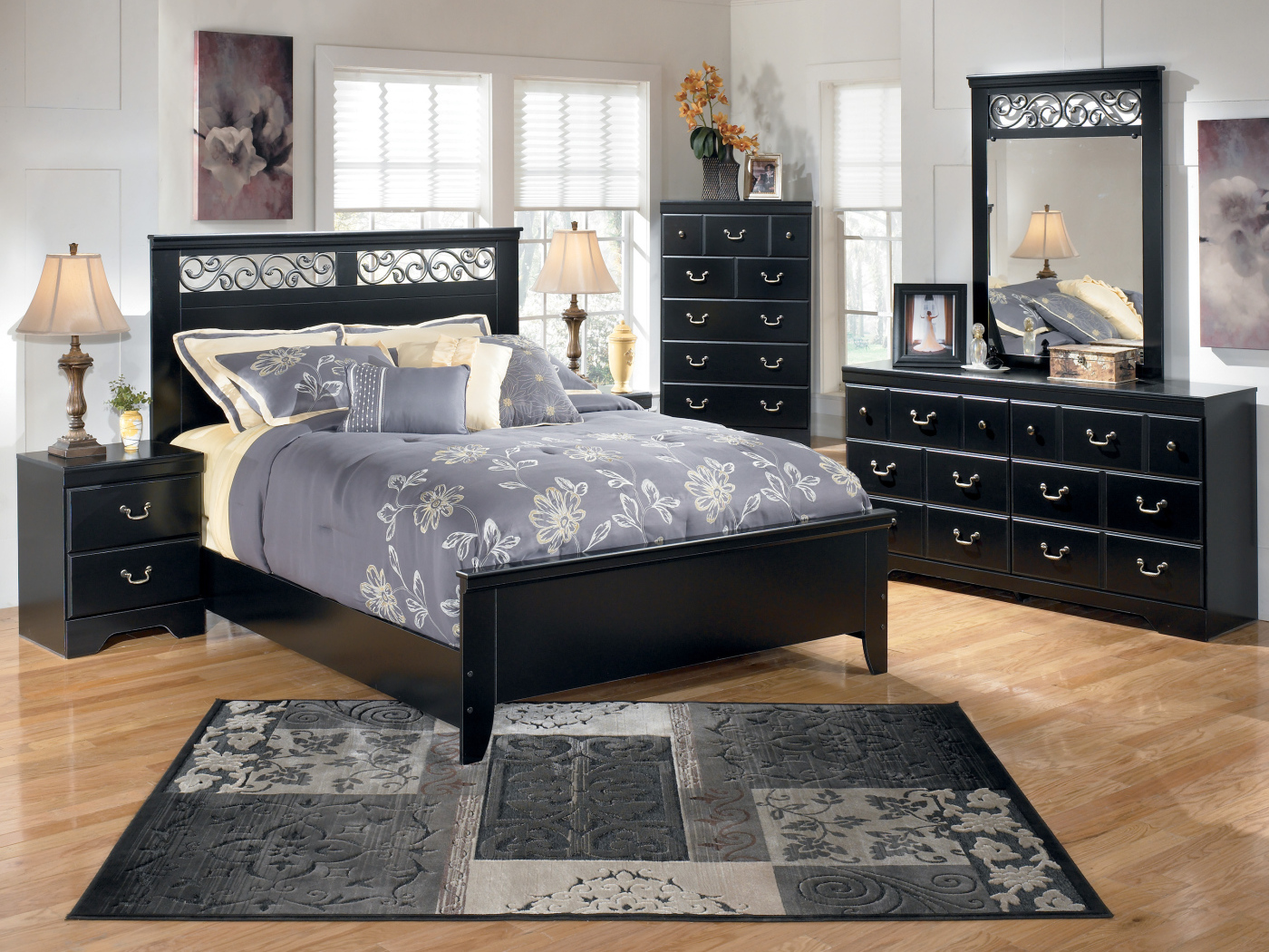 Черная кровать в спальне