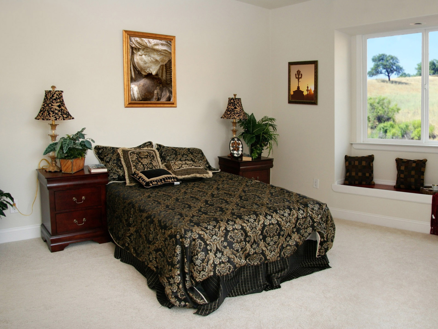 Черное покрывало на кровати в спальне