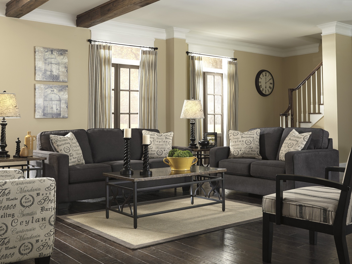 Черная мебель в гостиной