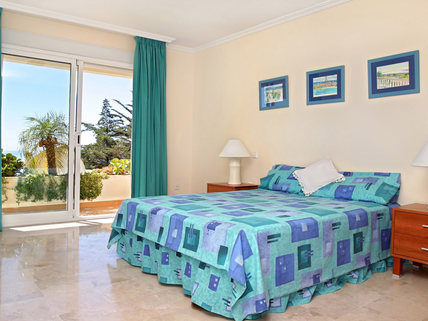 Голубые шторы в спальне