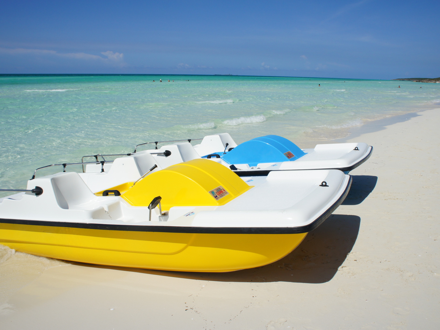 Лодки на пляже на курорте Кайо Санта Мария, Куба