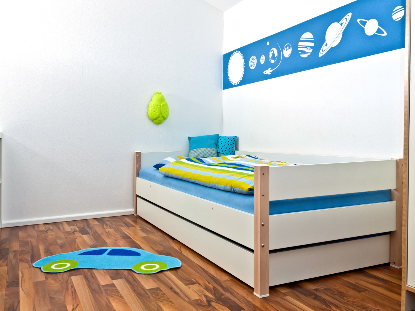 Яркая кровать в детской комнате