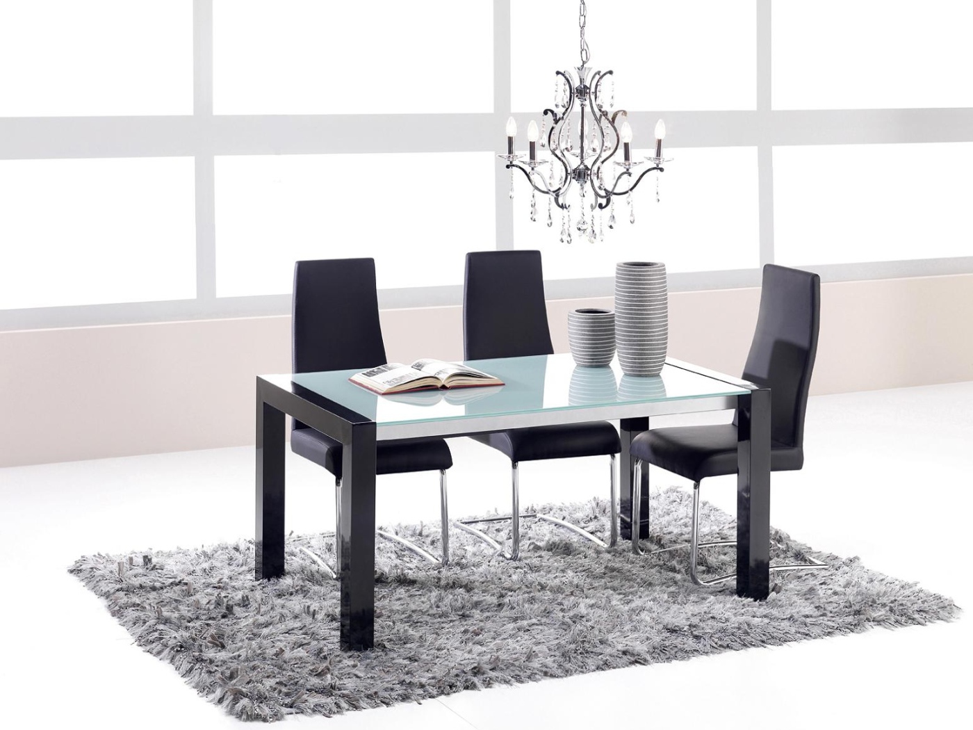 Яркая современная столовая