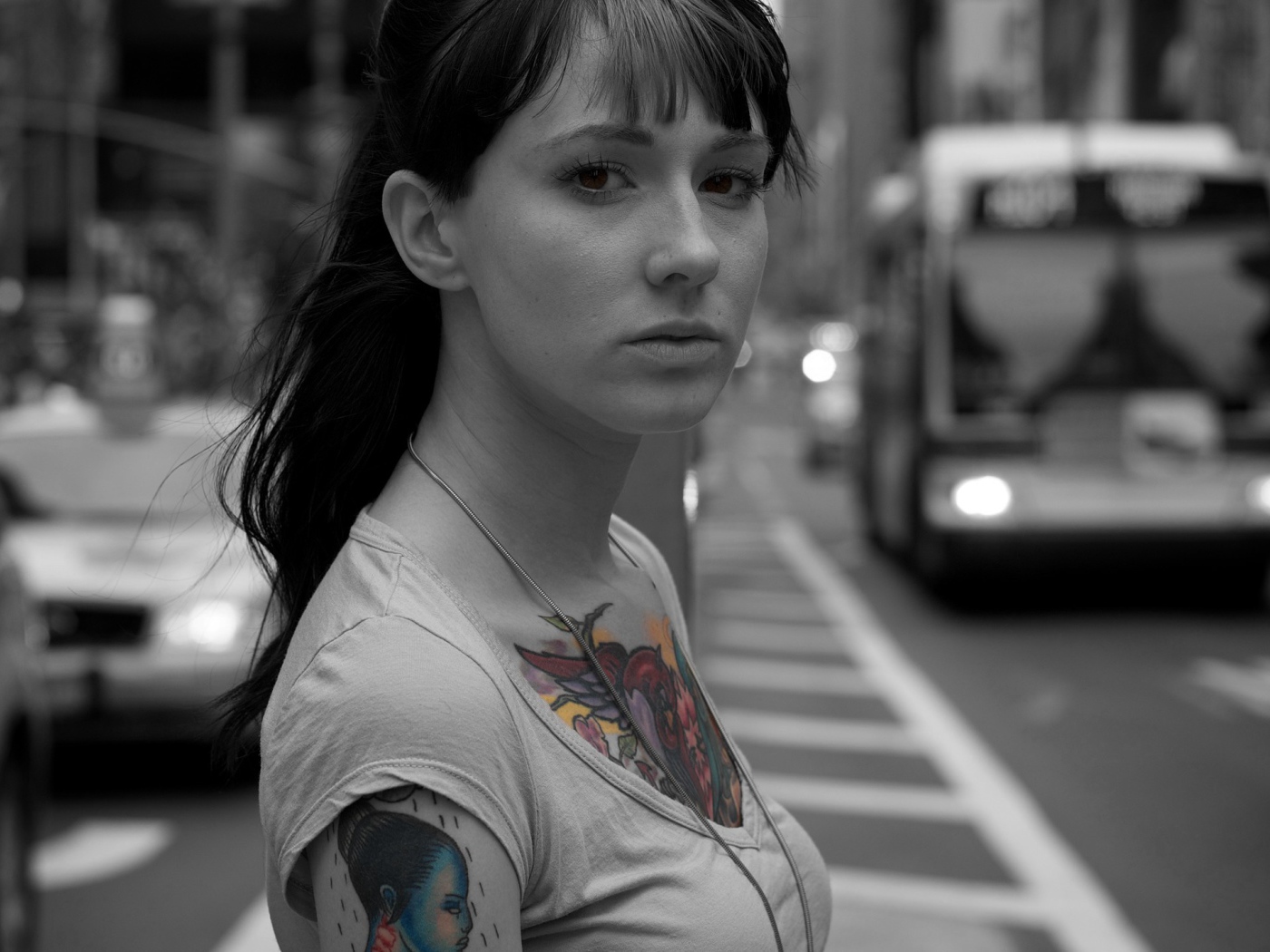 Кареглазая девушка с тату