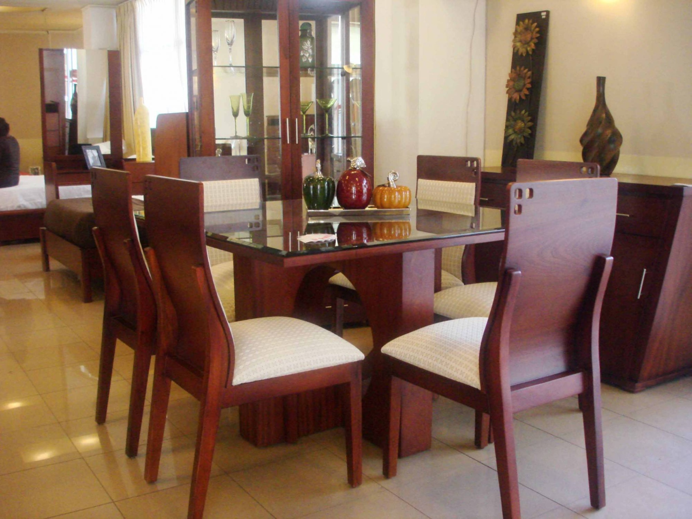 Коричневые стулья в столовой