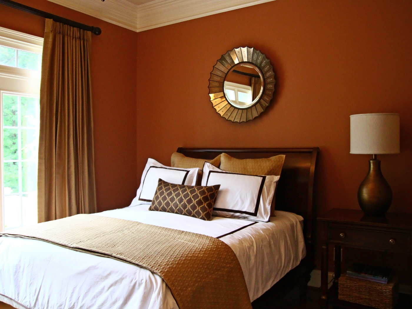 Коричневые стены в спальне