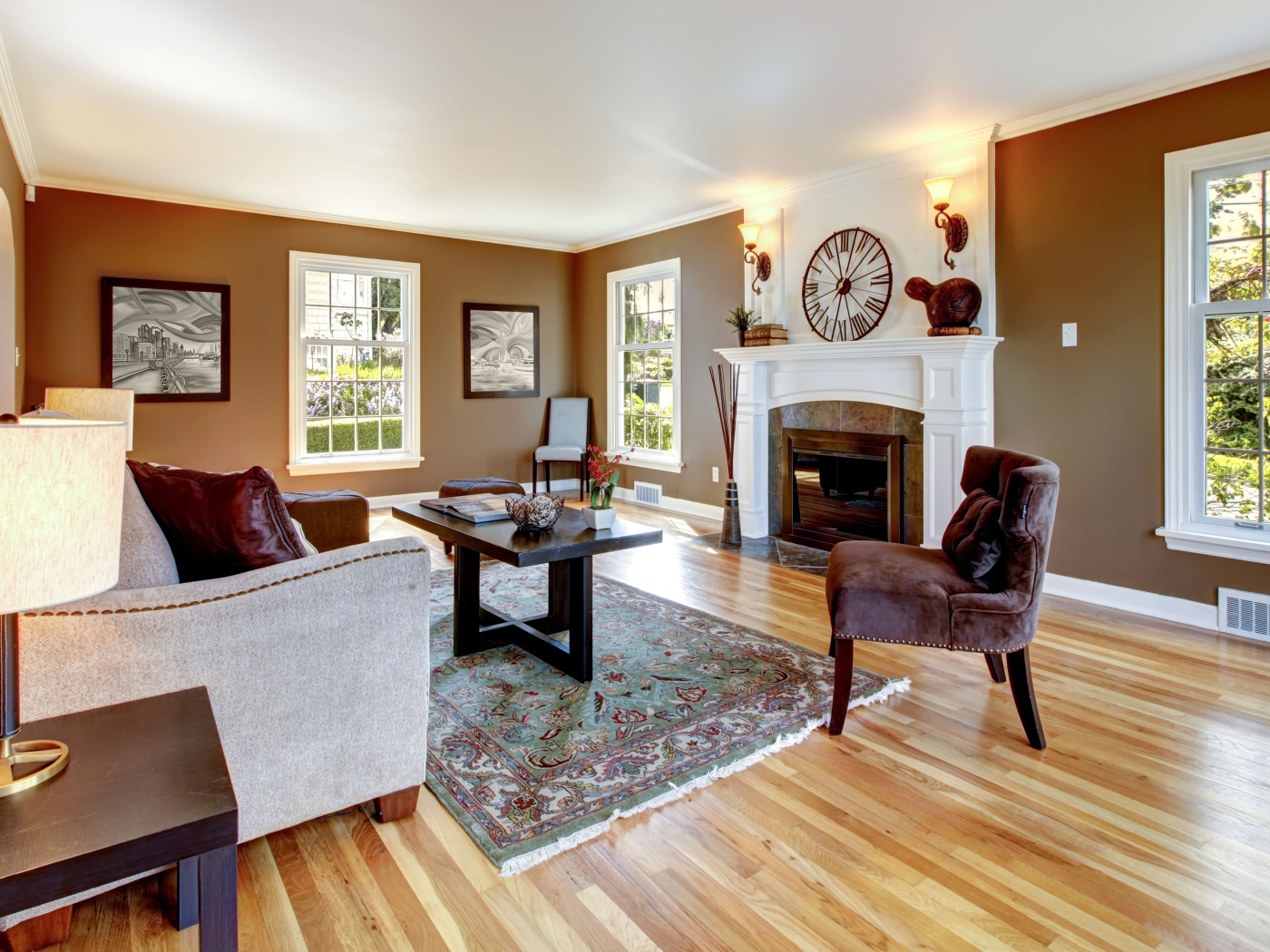 Коричневые стены в гостиной