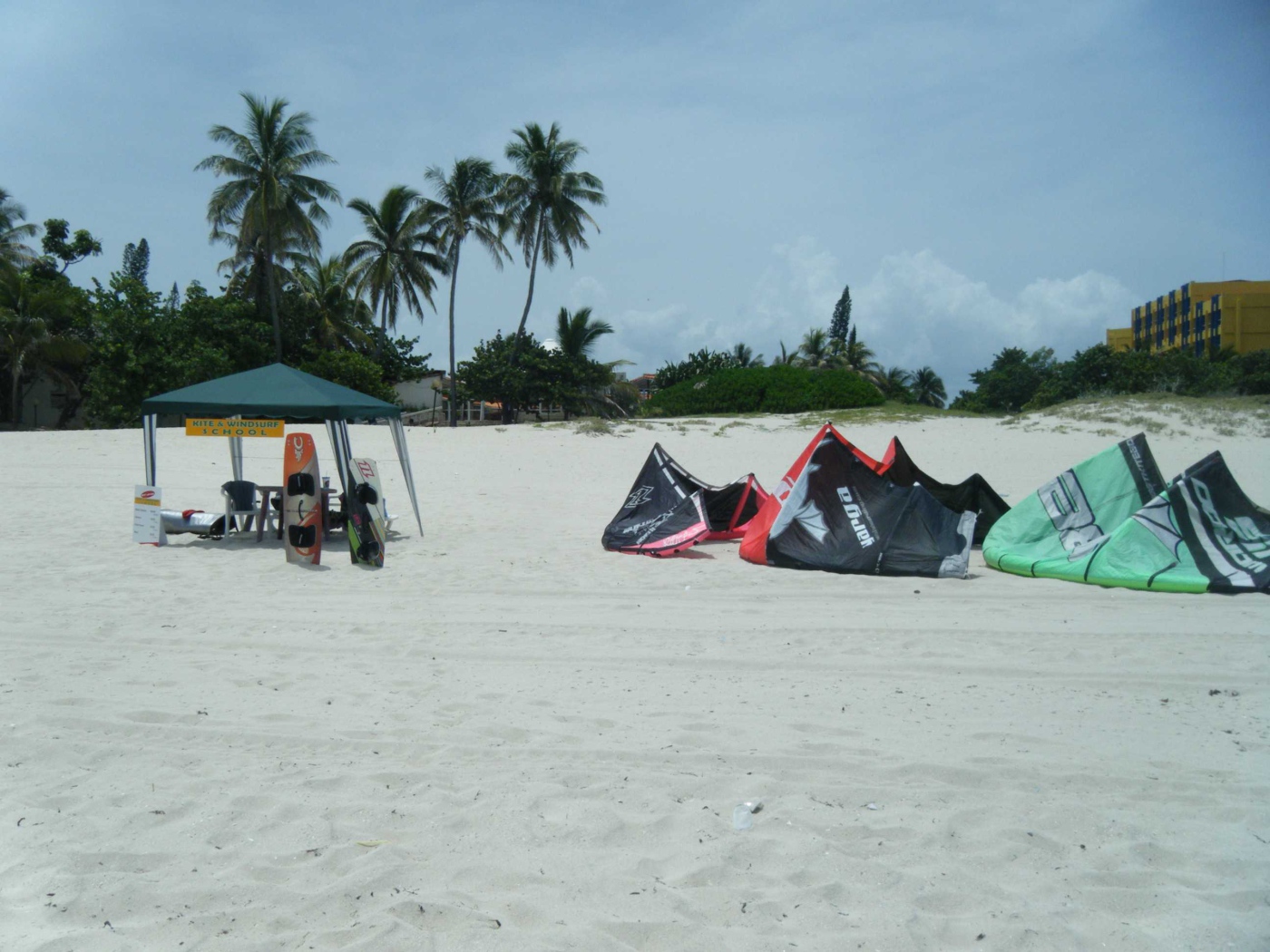 Лагерь серферов на пляже на курорте Кайо Гильермо, Куба