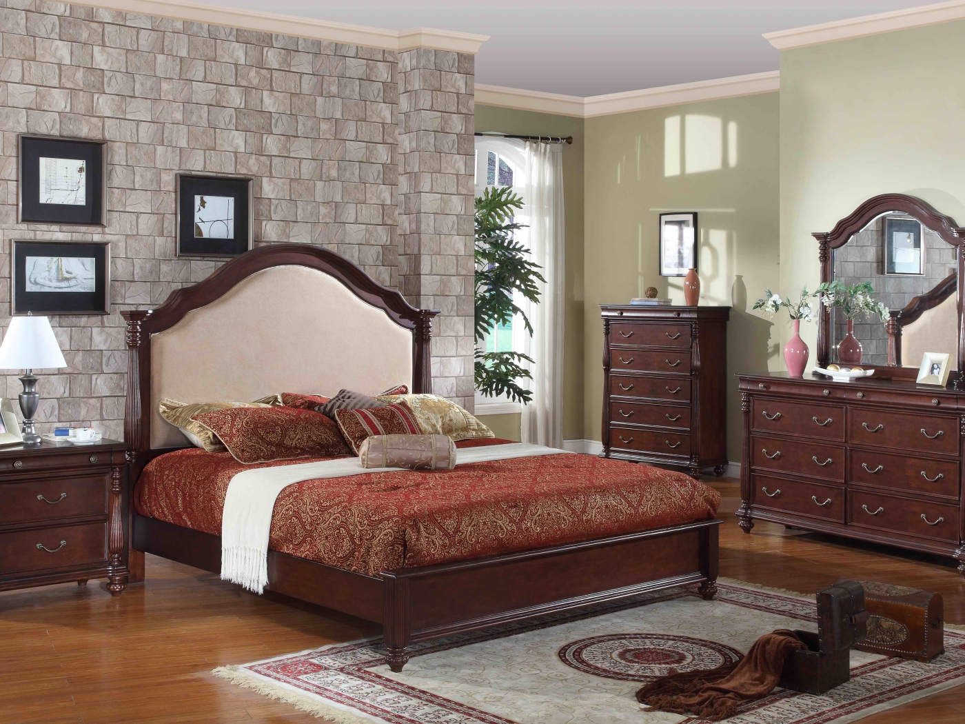 Классическая кровать в спальне