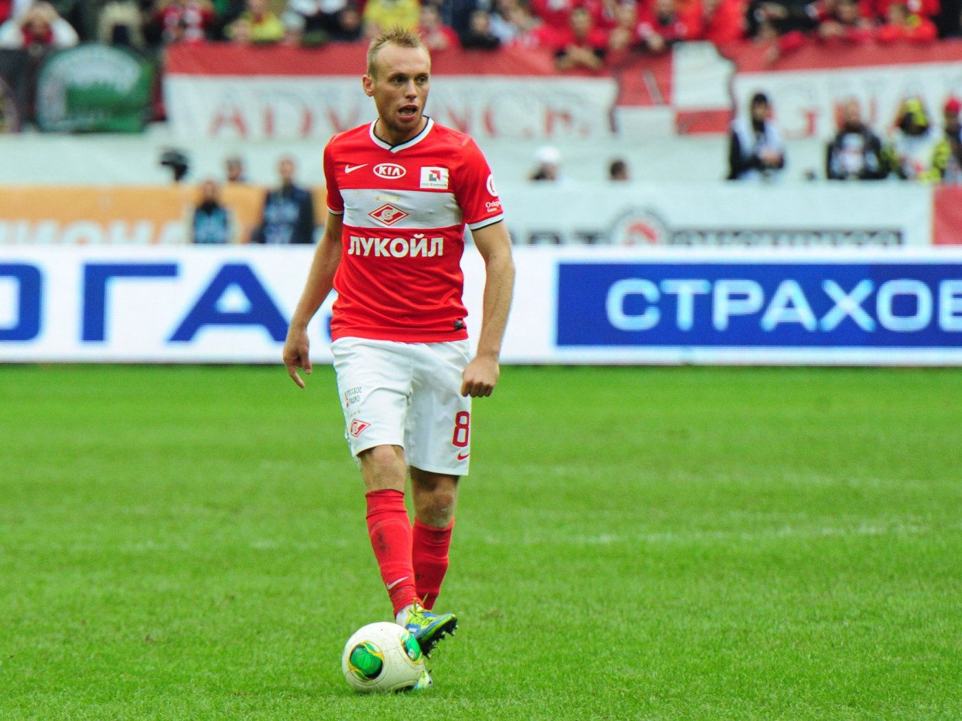 Денис Глушаков полузащитник Спартака с мячом