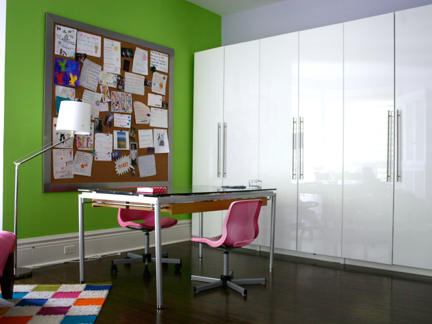 Рабочий стол в детской комнате