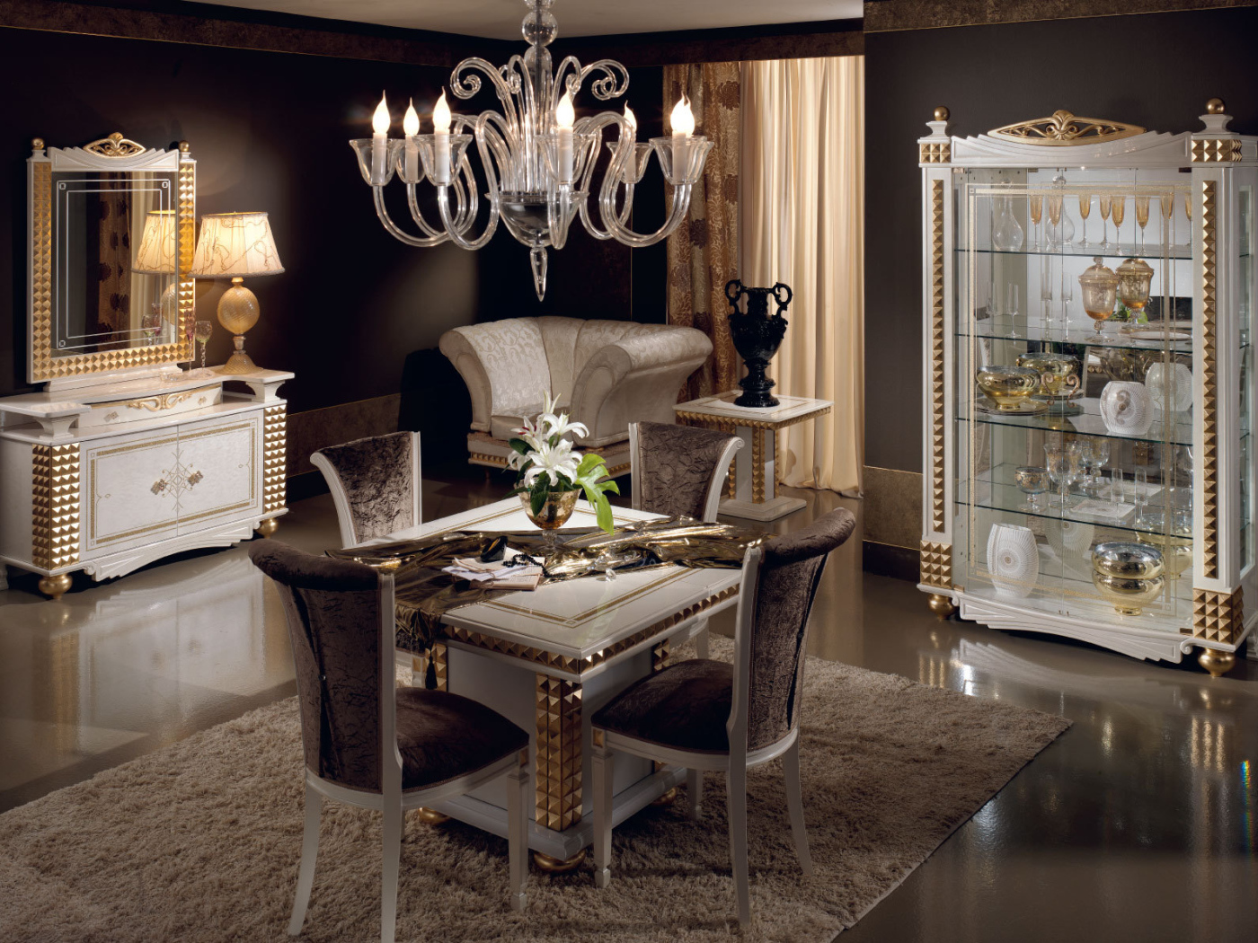 Столовая оформлена в темных тонах