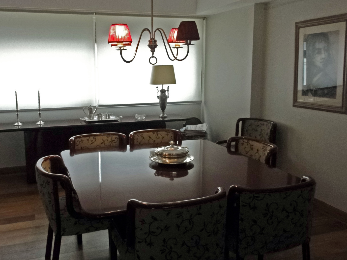 Блюдо на столе в столовой