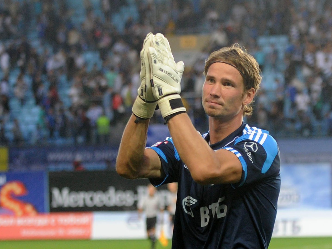 Антон Шунин вратарь Динамо приветствует болельщиков