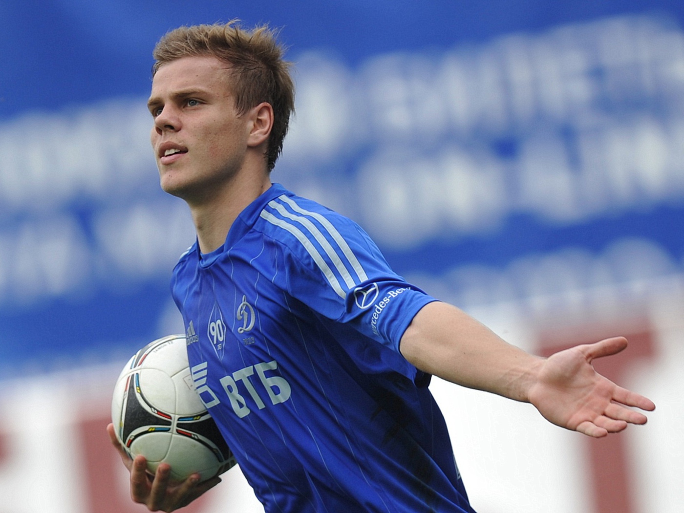 Нападающий Динамо Александр Кокорин с мячом