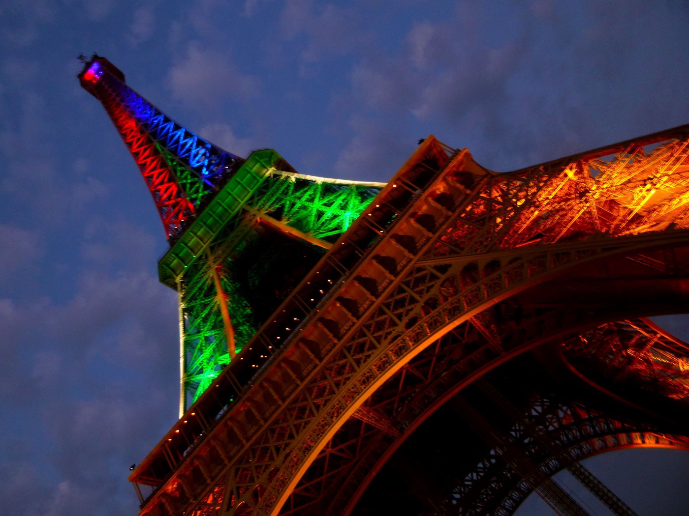 Эйфелева башня в разноцветных огнях