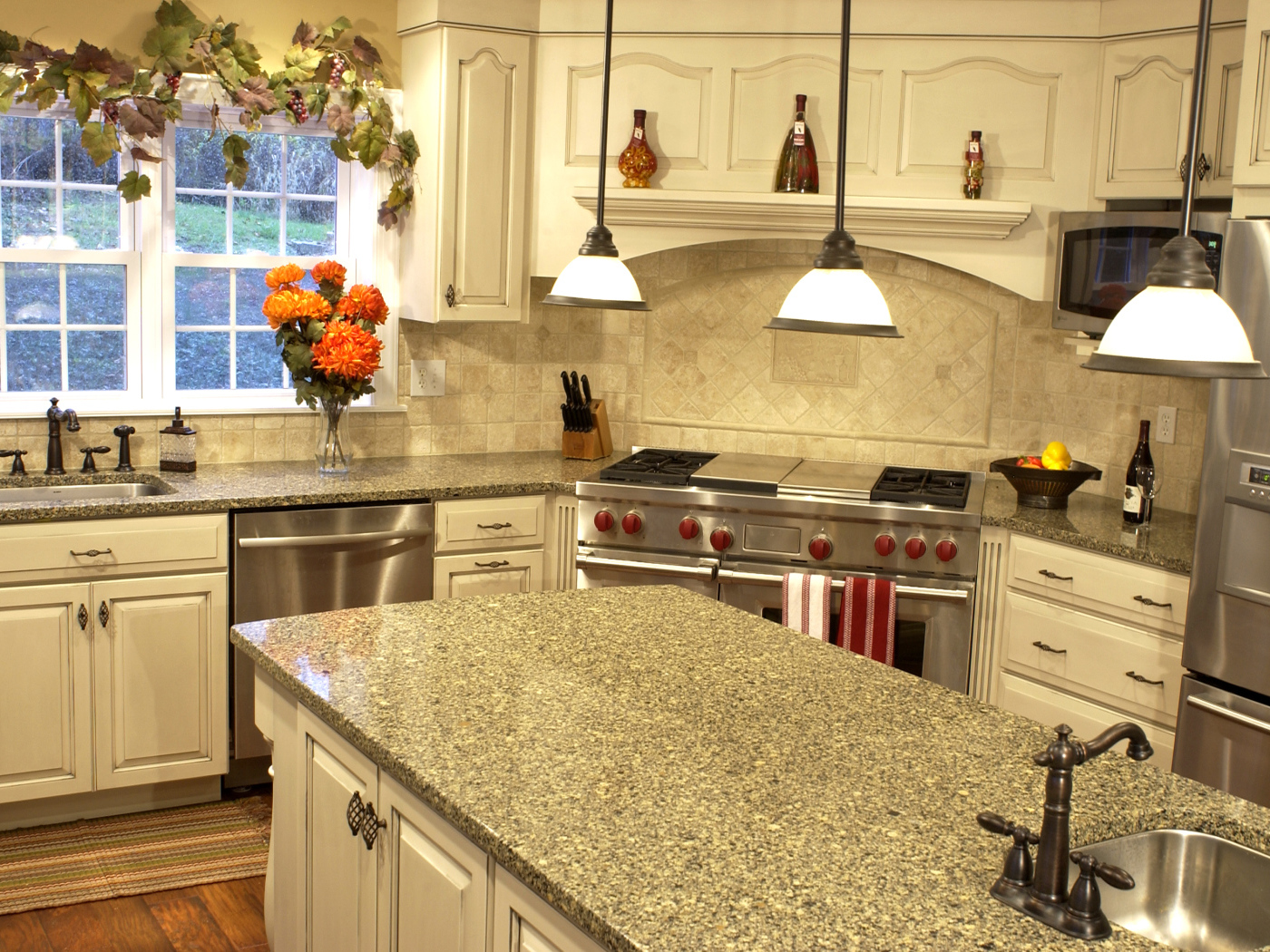 Кран на столе в кухне