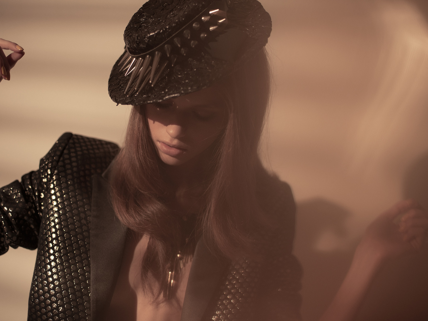 Девушка в чёрной шляпе