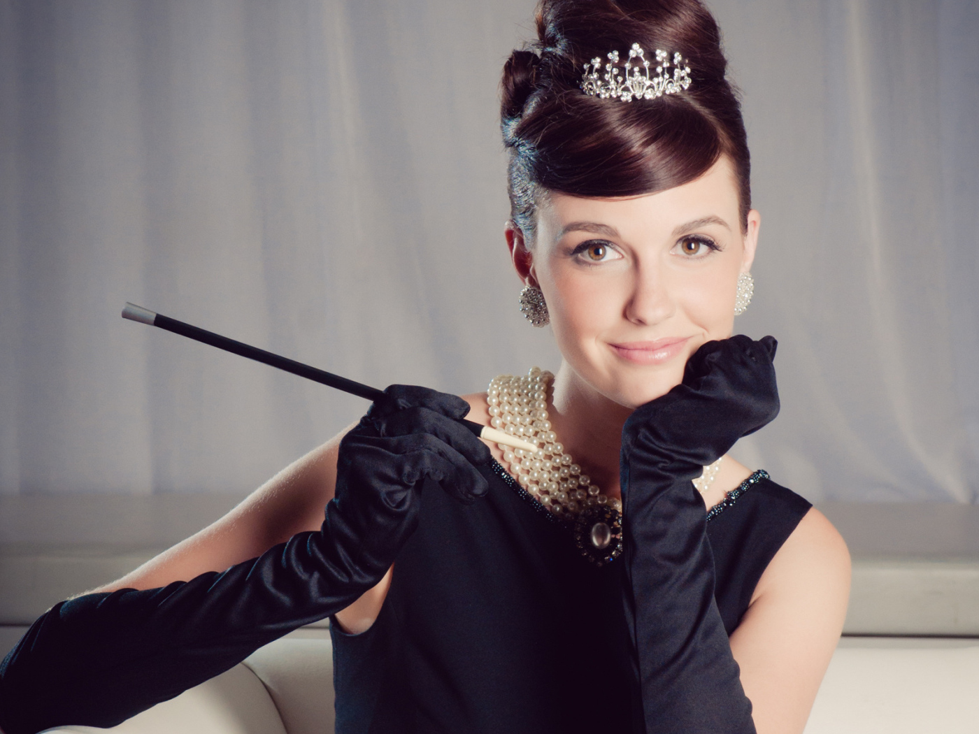 Девушка в чёрном наряде