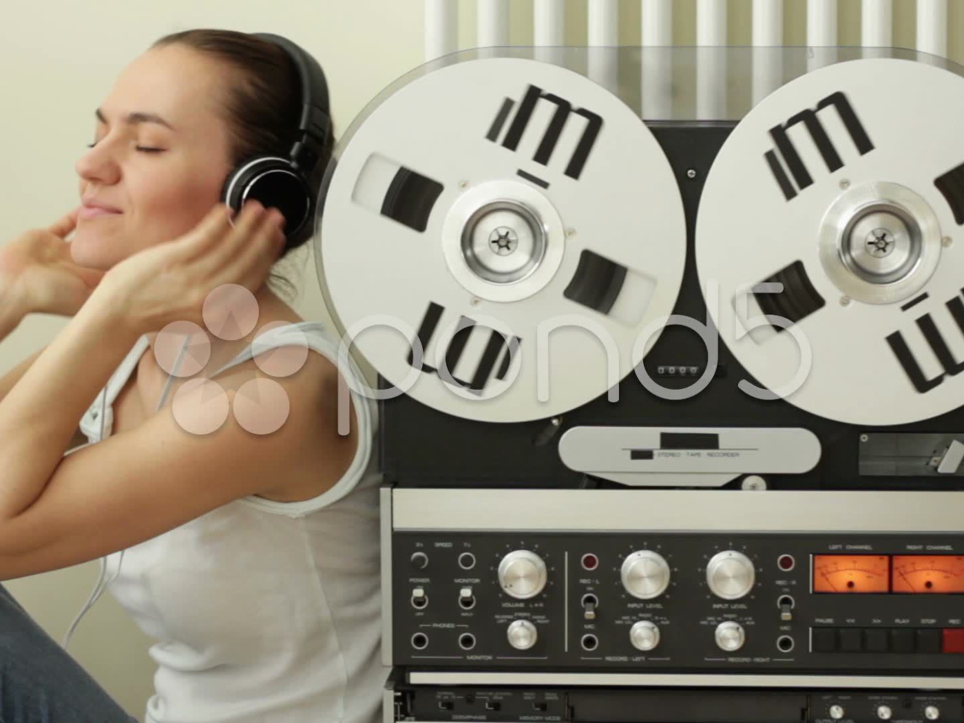 Девушка меломанка