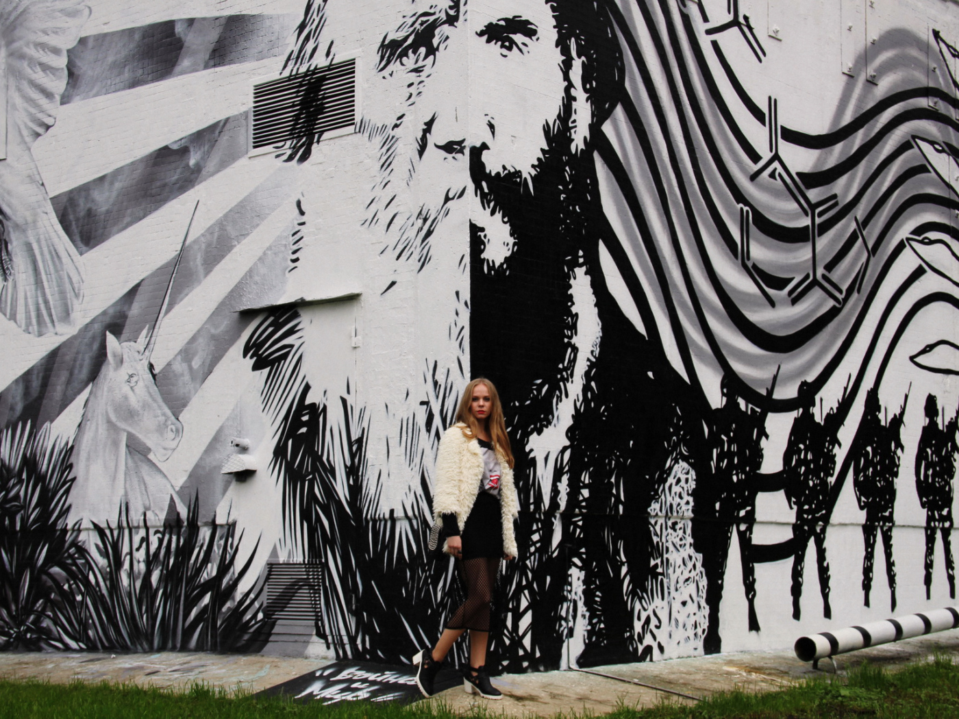 Девушка на фоне граффити