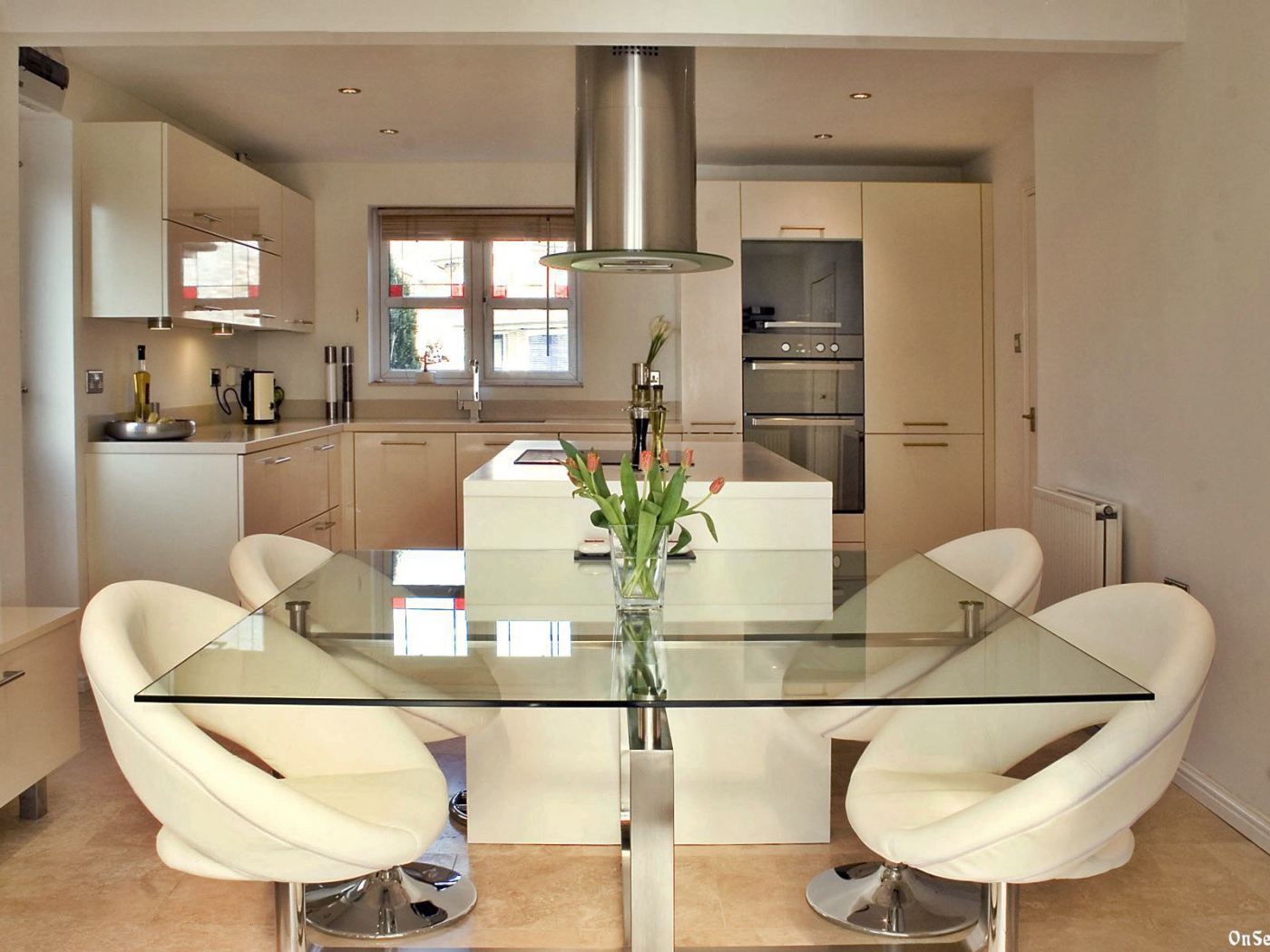 Стеклянный стол в столовой