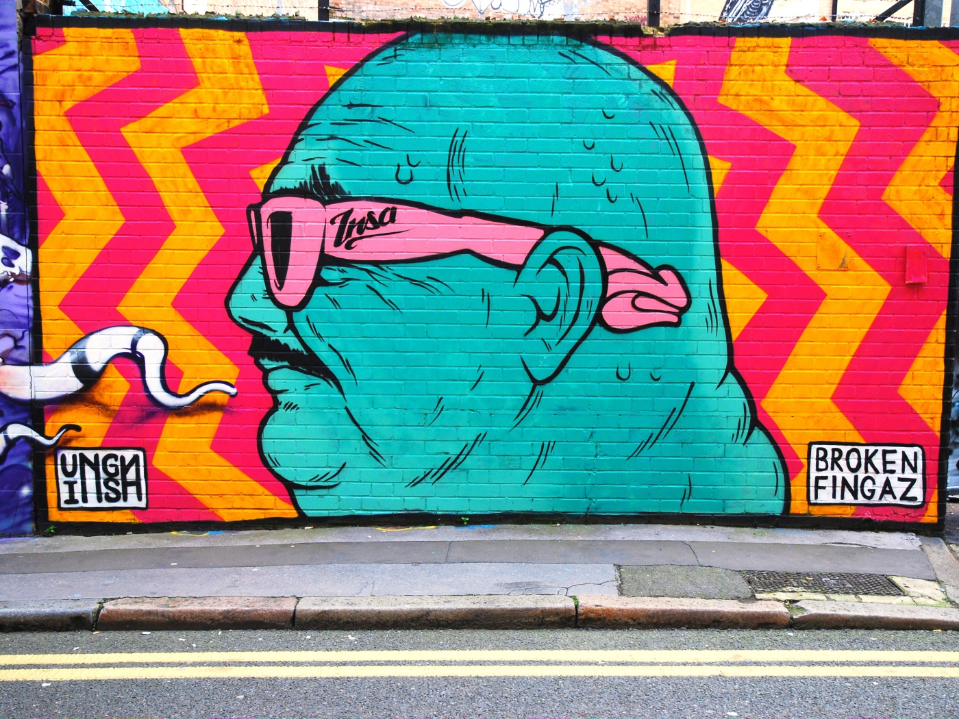 Граффити, синий человек в розовых очках