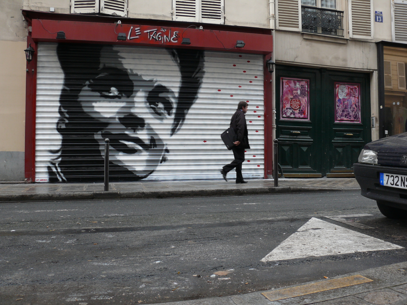 Граффити с улыбающимся человеком