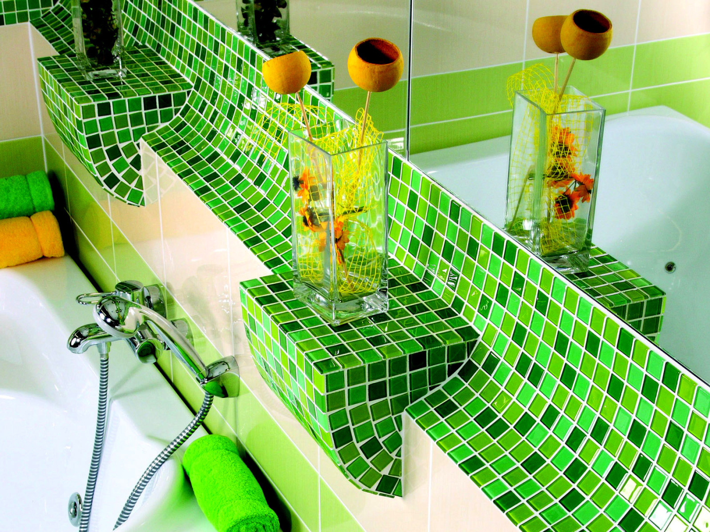 Зеленая плитка в ванной