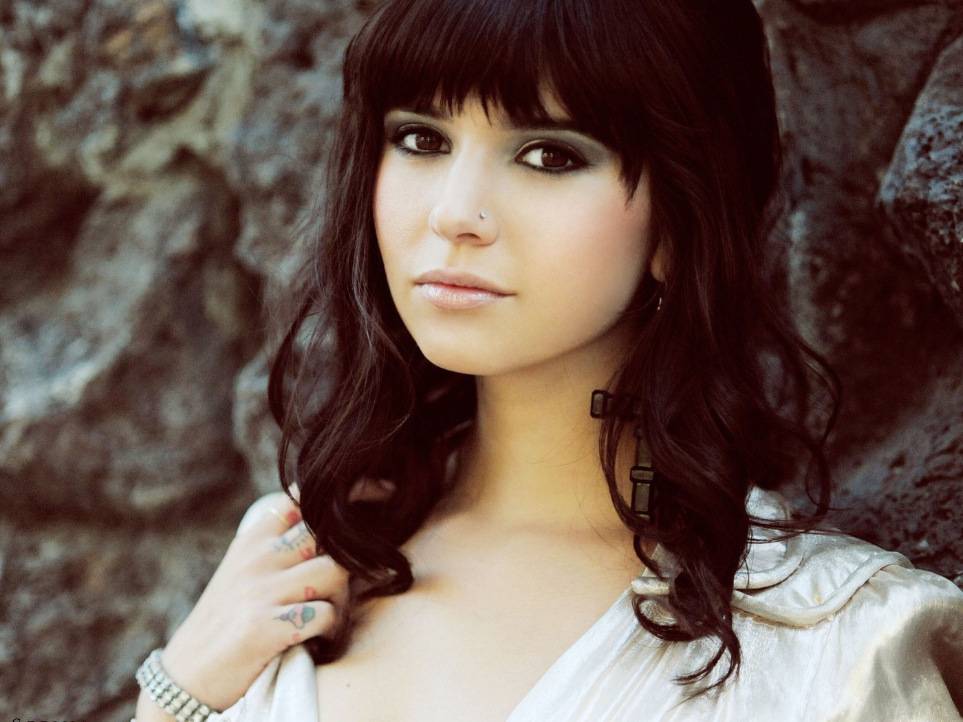 Ханна с тату на пальцах