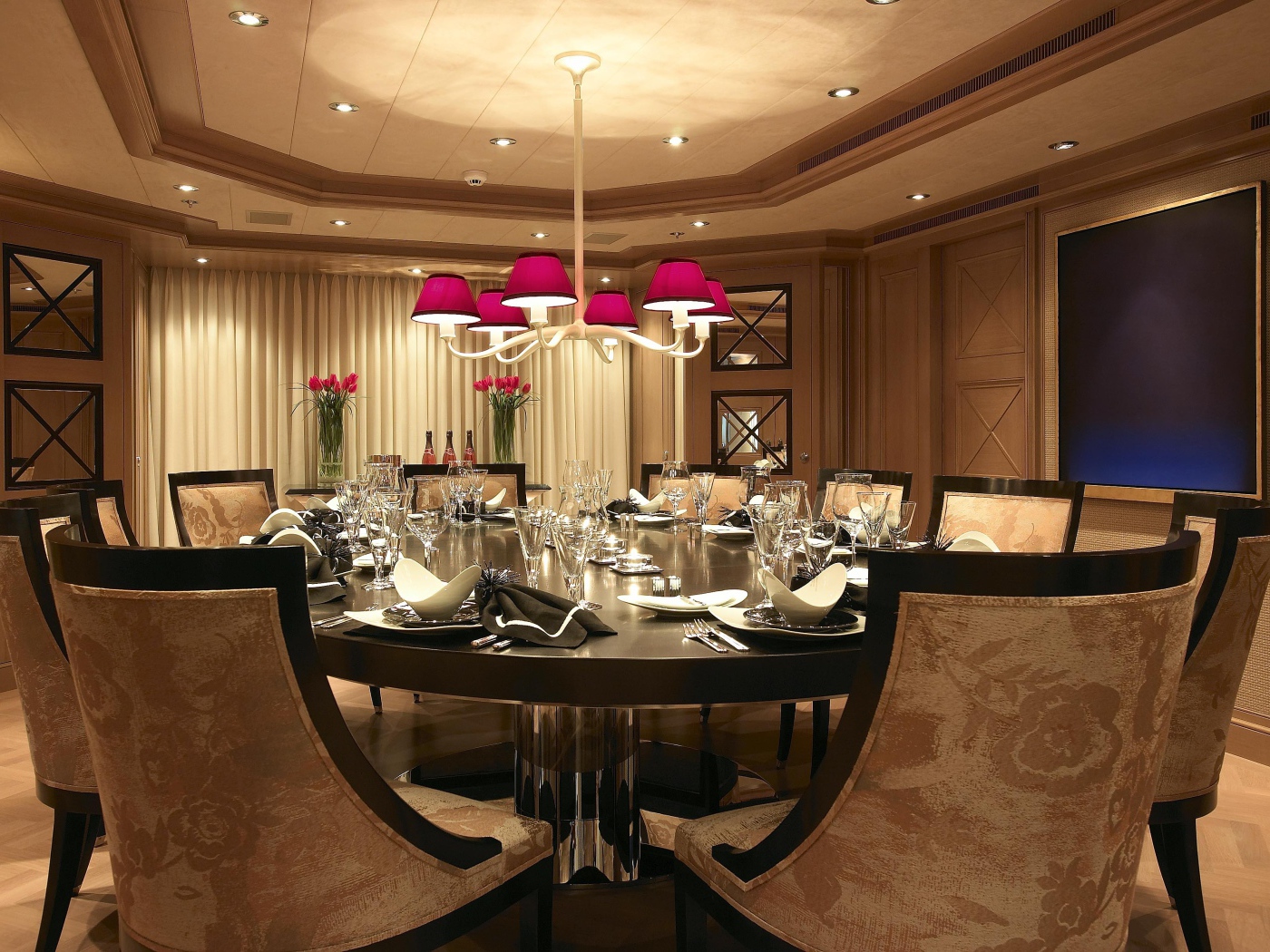 В столовой все готово для приема гостей