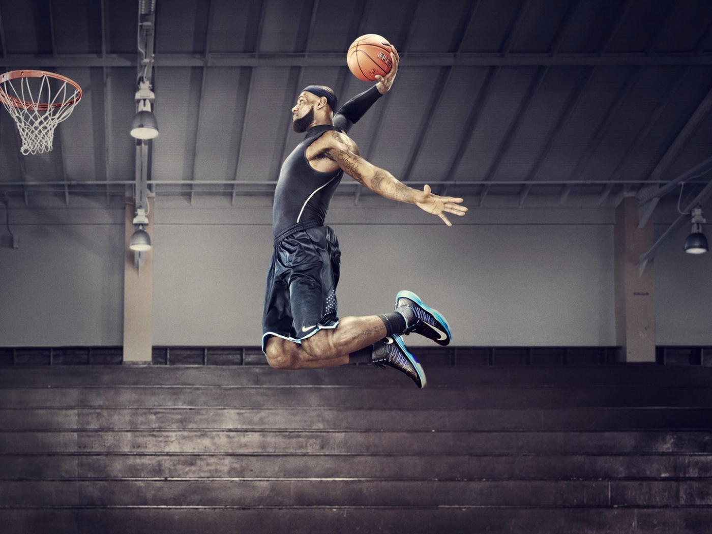 Леброн Джеймс играет в баскетбол