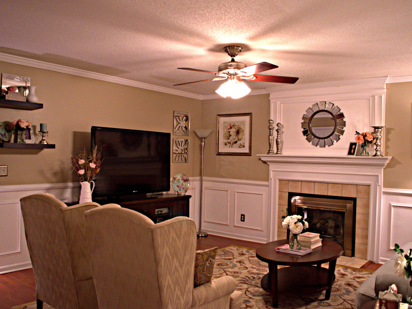 Гостиная с вентилятором на потолке