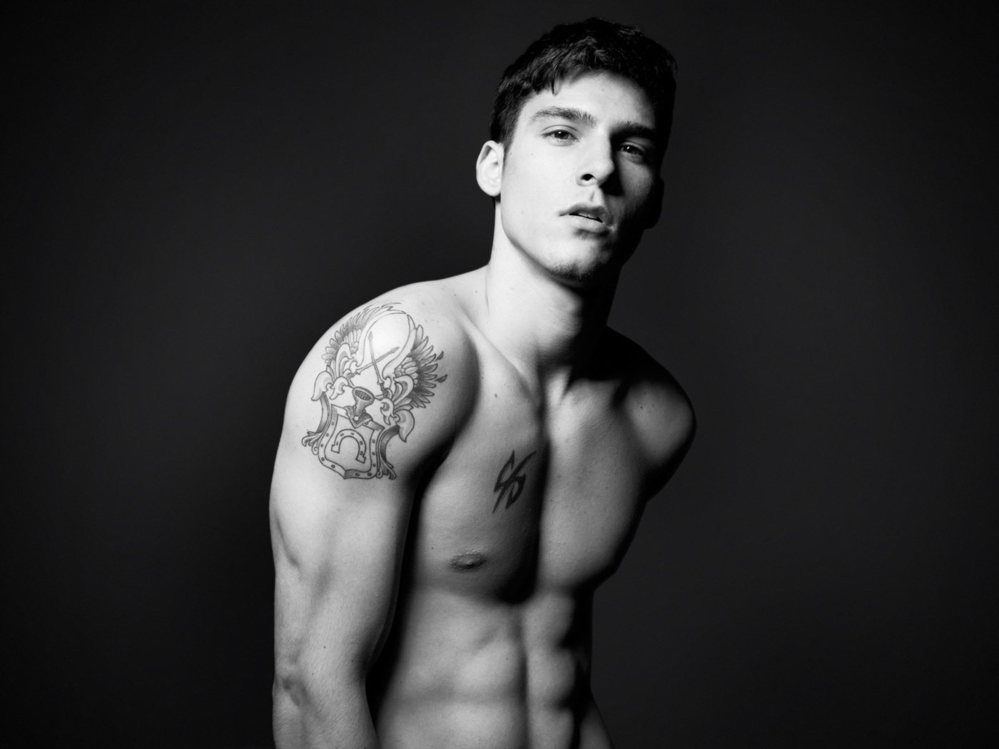 Мужчина с татуировками