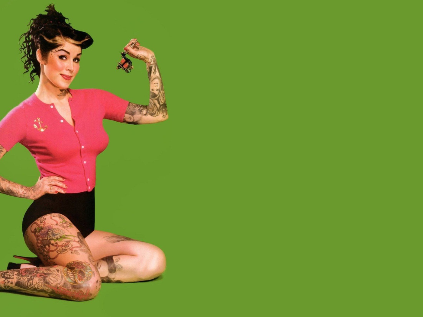 Много татуировок у девушки