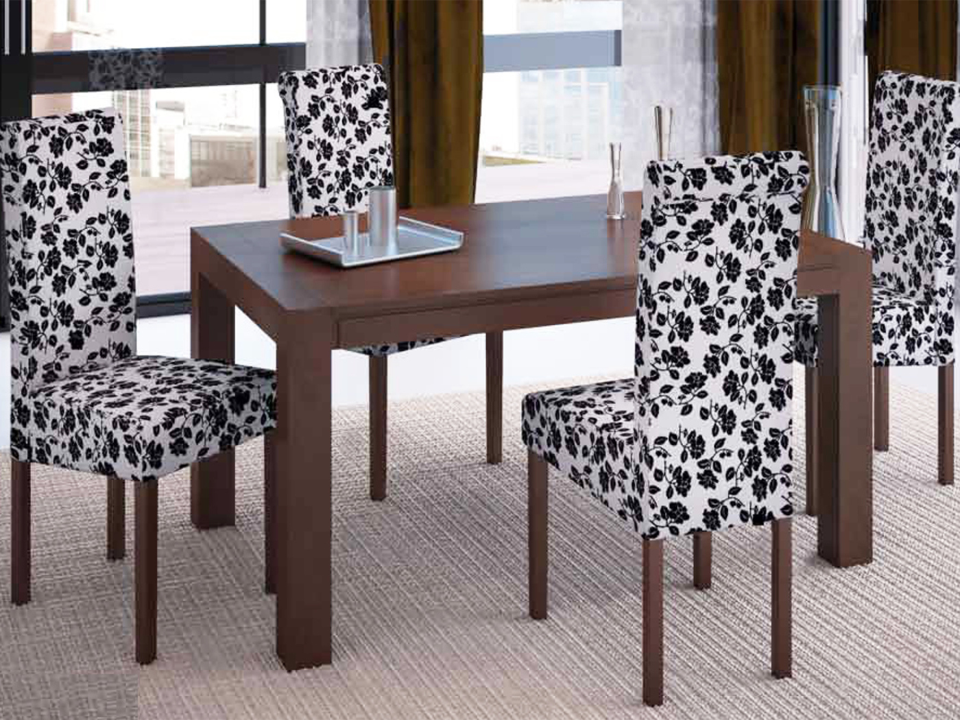 Пестрая мебель в столовой