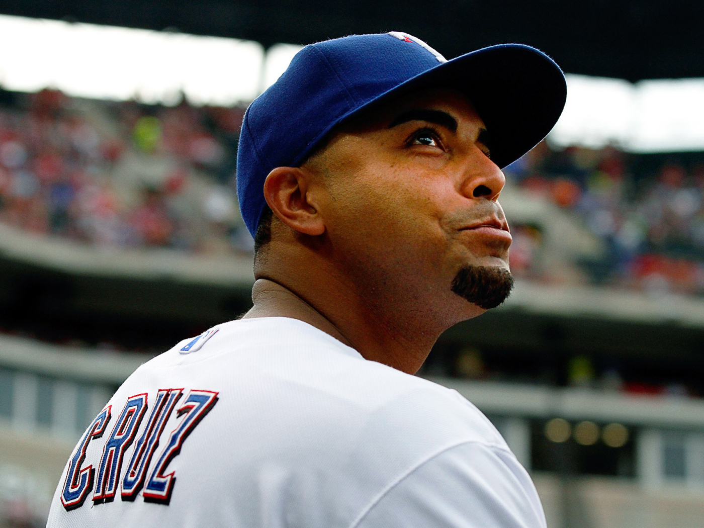 Нельсон Круз смотрит на поклонников бейсбола