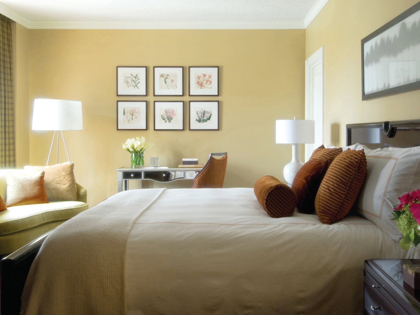 Картины на стене в спальне