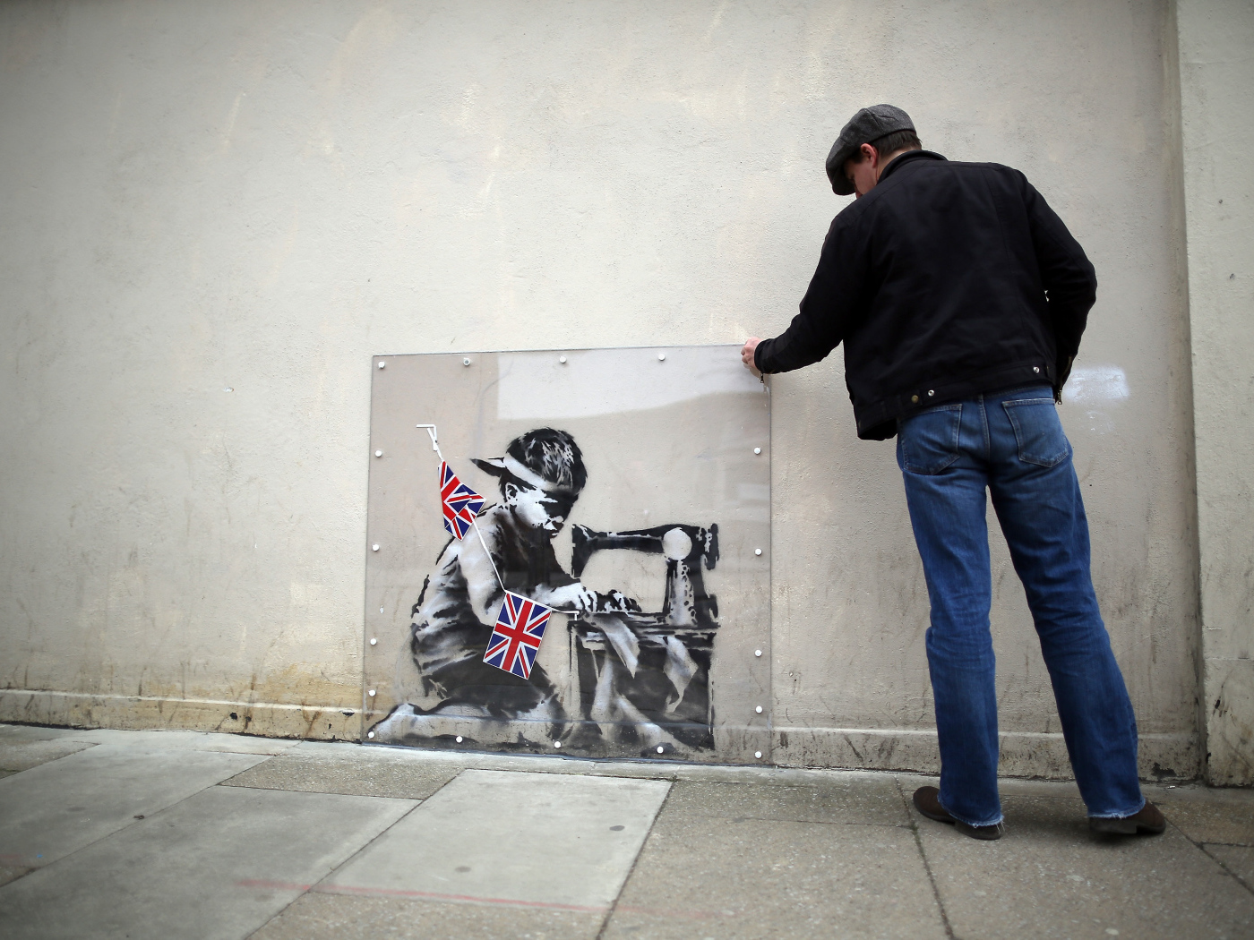 Человек рассматривает граффити