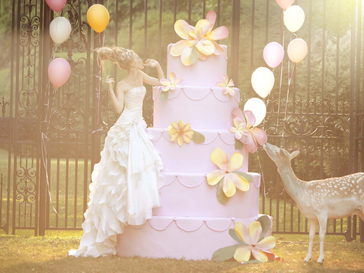 Фотография Красивая девушка и большой торт