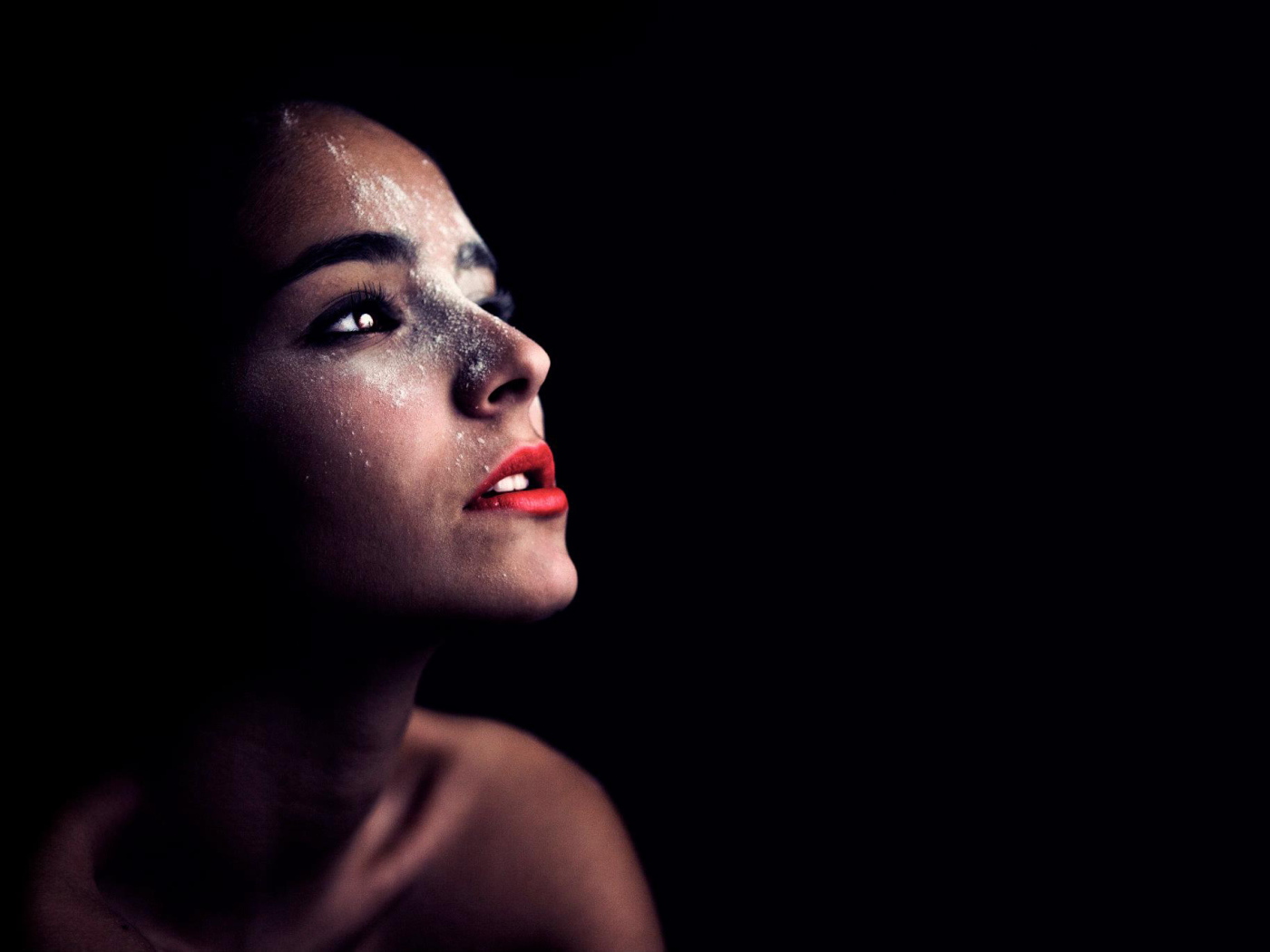 Фотография красивая женщина в темноте