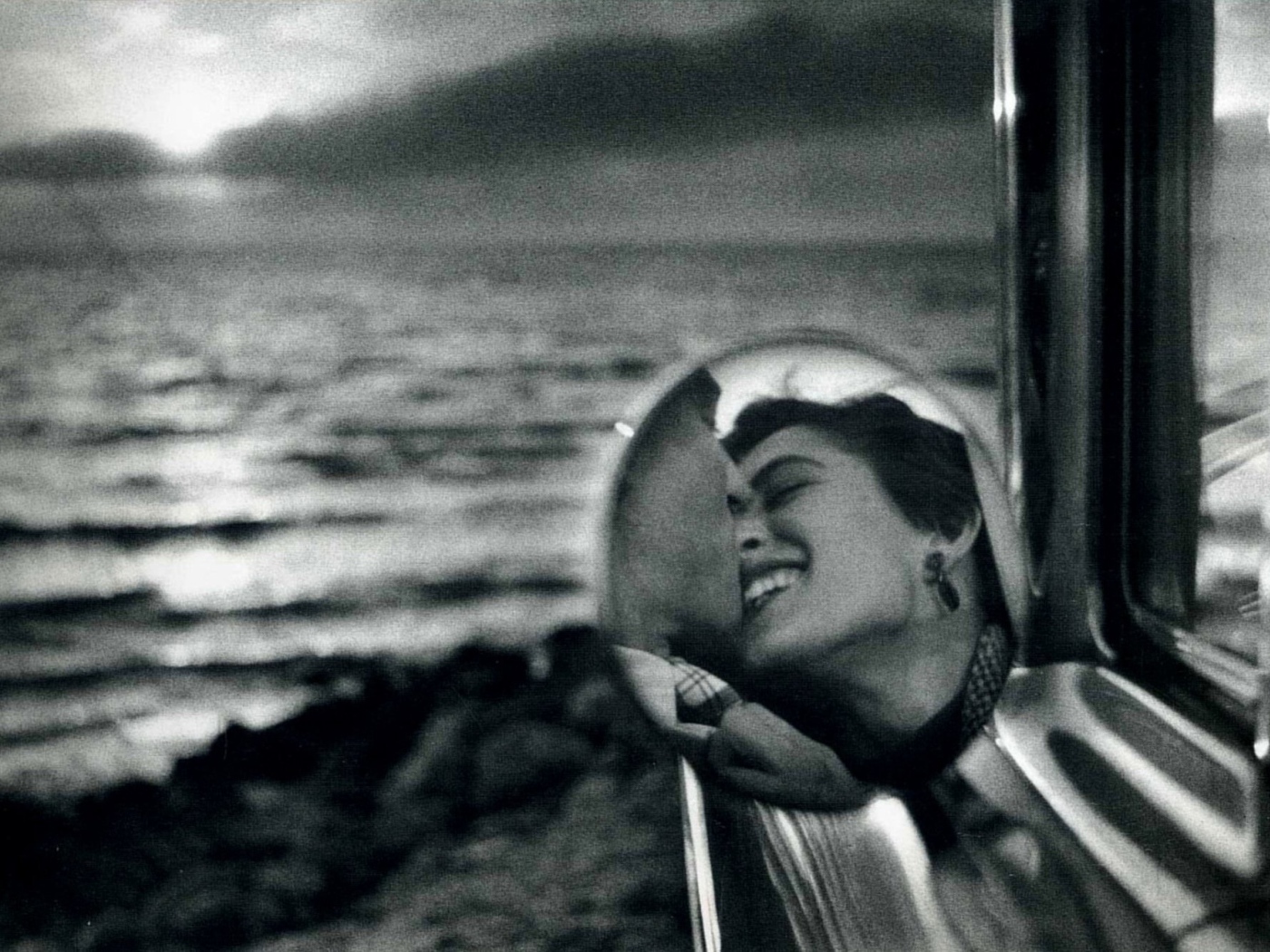 Фотография пара целуется в машине