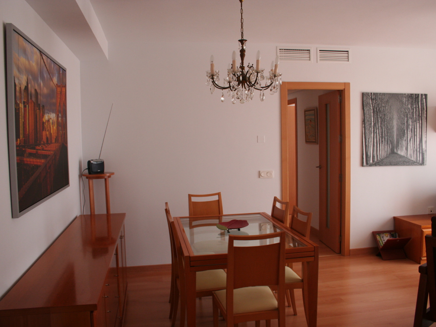 Розовые стены в столовой