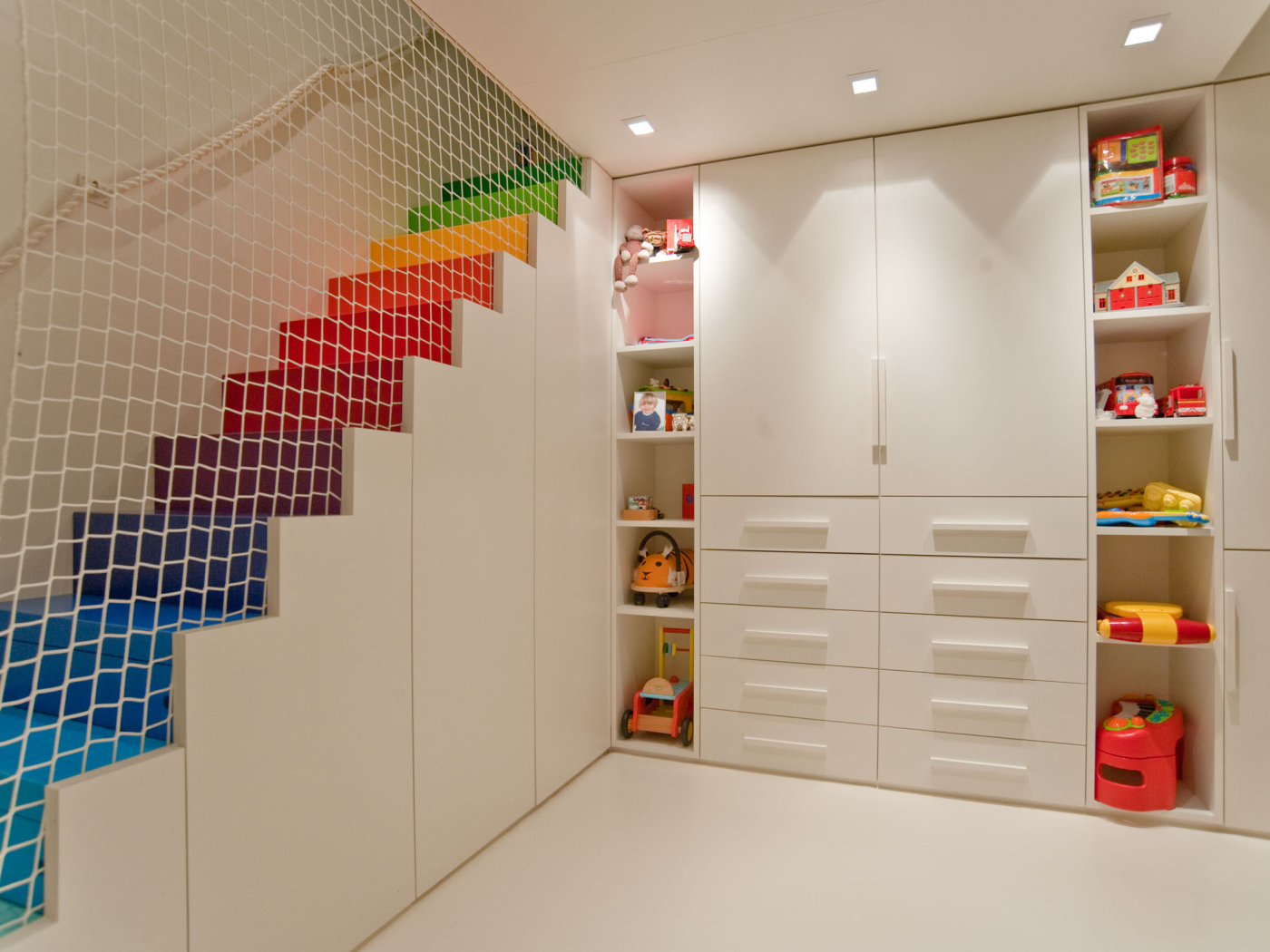 Радужная лестница в детской комнате