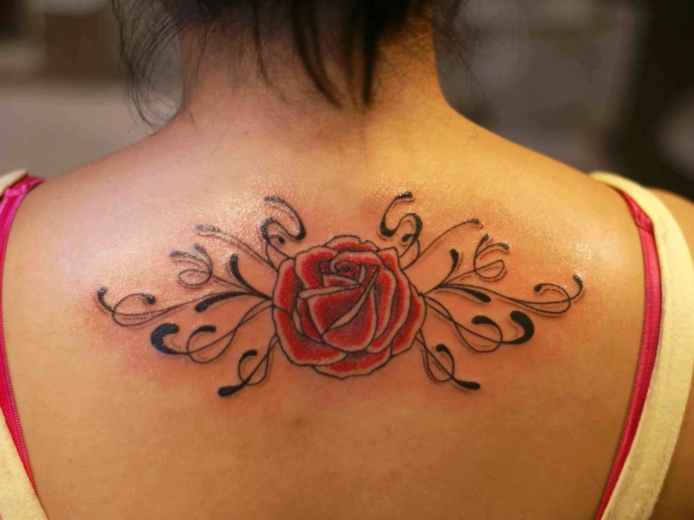 Роза тату на спине