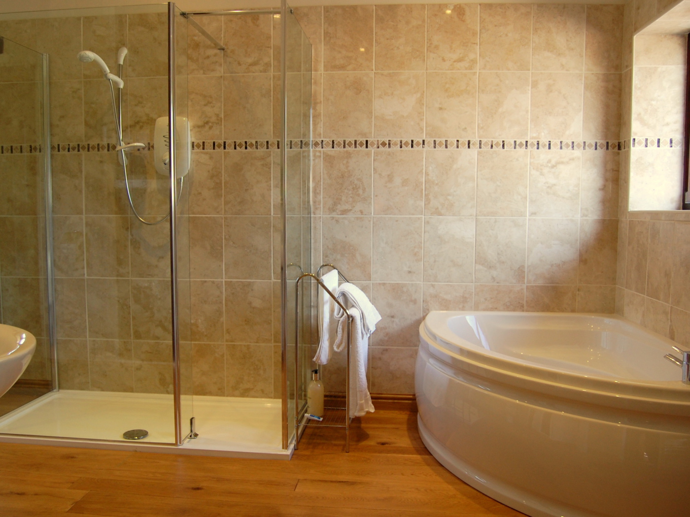 Душевая и джакузи в ванной