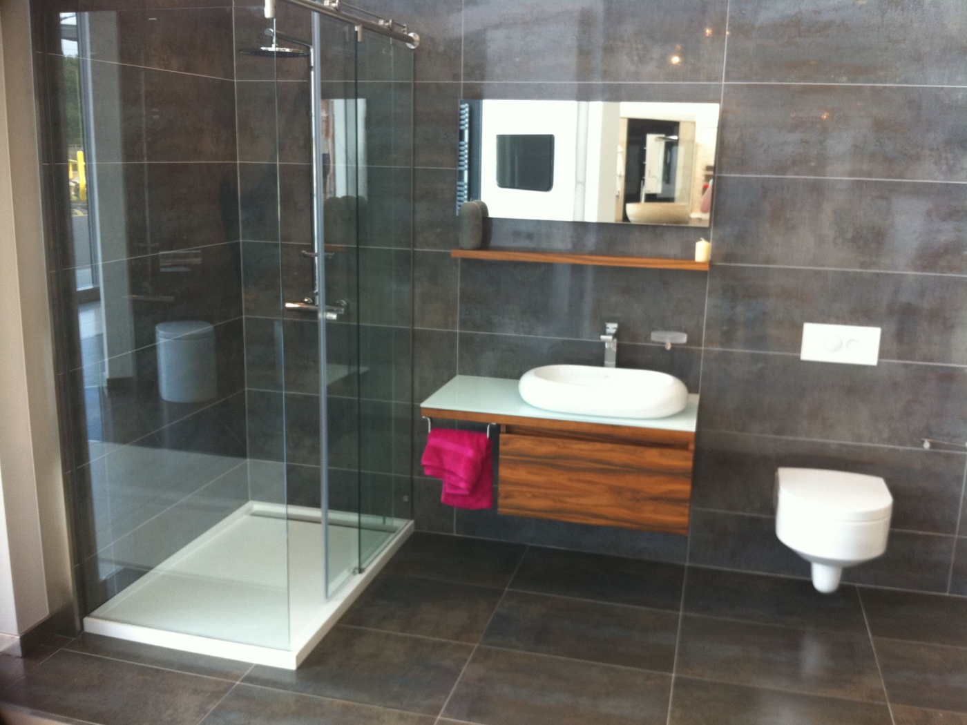 Душевая кабина и раковина