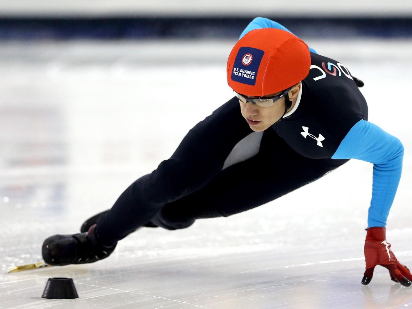 Обладатель серебряной медали американский шорт-трекист Джон Чельски на олимпиаде в Сочи